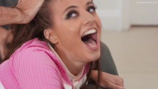 Une nana au joli visage qui exagère l'orgasme