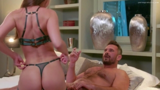 Sexe fantastique avec une fille modèle aux petits seins