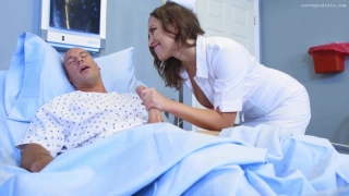 Sexe avec Lily Love, une infirmière sexy aux longues jambes