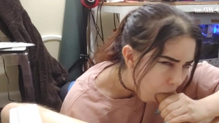 Une jeune étudiante adore lécher des pénis