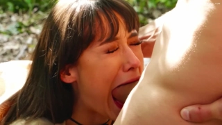 Il aime faire l'amour avec une femme séduisante debout dans les bois