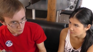 Une aventure sexuelle à la maison avec la jeune fille rencontrée sur la plage